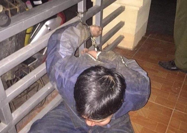 Mang tuýp sắt, súng điện đi bắt trộm chó