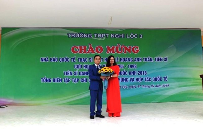 Cho 1.200 học sinh nghỉ học đón 'nhà báo quốc tế'