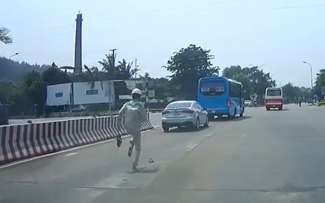 Nhân viên thu phí bỏ dép đuổi xe hơi trốn phí