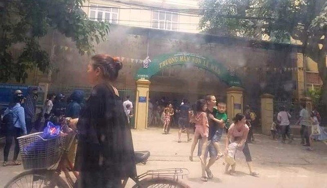 Bộ đội lao vào trường mầm non đang cháy cứu 300 học sinh