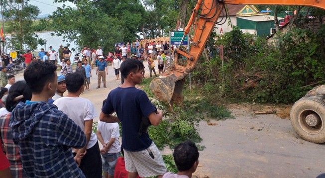 Đang đào đất tìm người bị vùi lấp sâu 7m