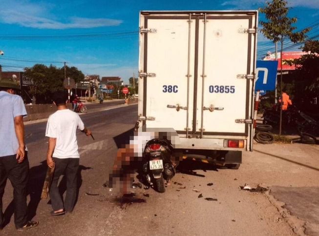 Người đàn ông tử vong trên xe máy sau khi đâm vào đuôi xe tải