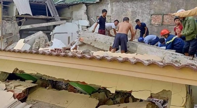 Nhà sập khi tháo dỡ, 1 người mắt kẹt được giải cứu