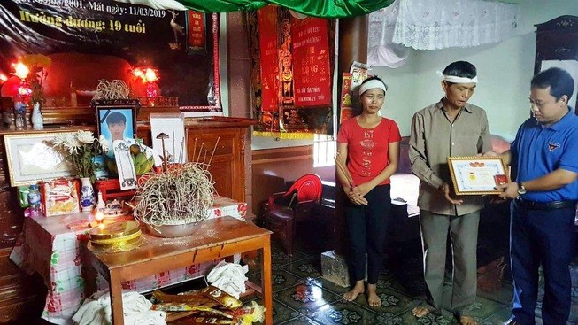 Truy tặng huy hiệu 'Tuổi trẻ dũng cảm' cho nam sinh lớp 12