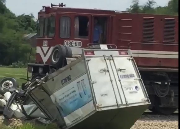 Xe tải cố vượt qua đường sắt bị tàu hỏa tông ngang