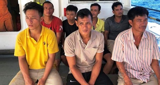 7 ngư dân được cứu sống trên biển về đến đất liền