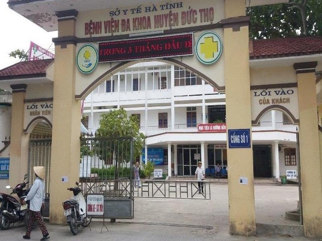 Bé sơ sinh tử vong: Đình chỉ một bác sĩ, công an lấy lời khai