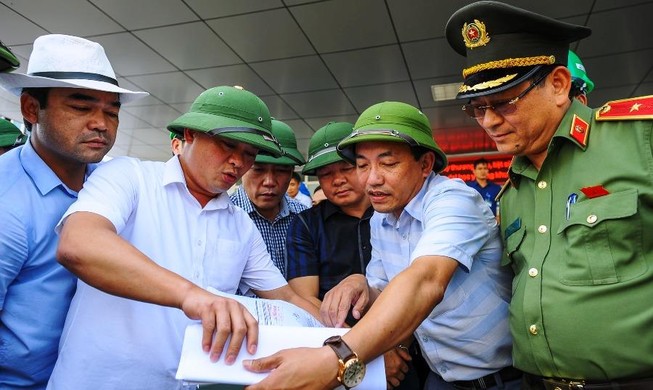Chủ tịch Nghệ An kiểm tra việc mở lại con đường từng bị đóng