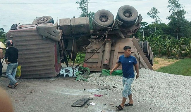 Xe tải lật ngửa sau khi va chạm xe máy, 2 người bị thương
