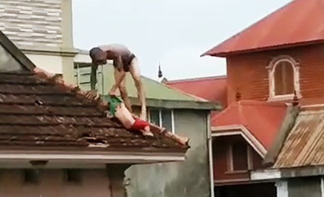 Kết cục của người cha hành hạ con trên mái nhà
