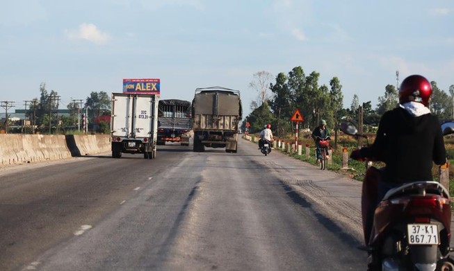 Nguy hiểm khi quốc lộ 1A ngàn tỉ hằn lún vệt 'luống khoai'