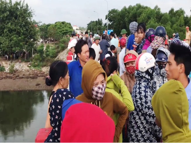Tìm thấy thi thể học sinh trên đường đến trường nhảy cầu tự tử