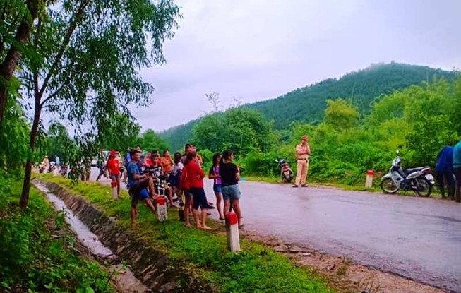 Sau phát hiện xe máy không ai lấy, thấy 1 thi thể đàn ông