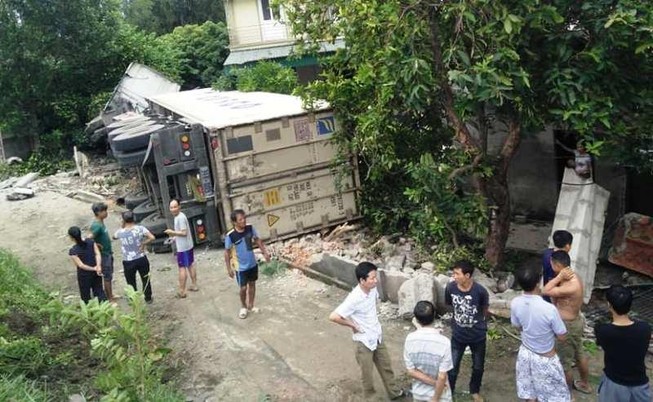 Container cày vào hộ lan, lật trong vườn nhà dân