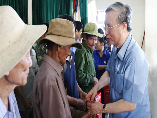 Ông Trần Quốc Vượng thăm động viên người dân vùng lũ lụt