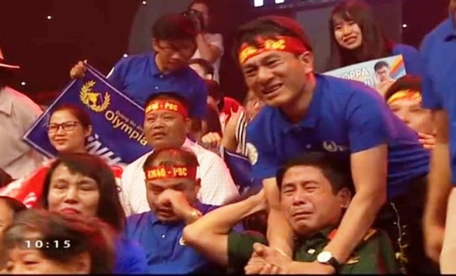 Video clip: Xúc động chàng trai Nghệ An vô địch Olympia