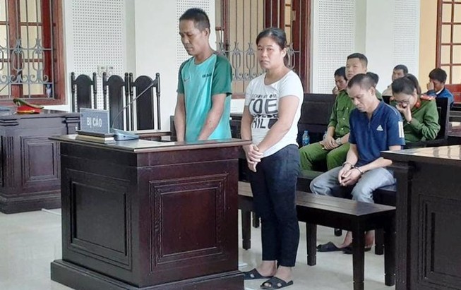 Vợ chồng bán trẻ em sang Trung Quốc thi nhau khóc tại tòa