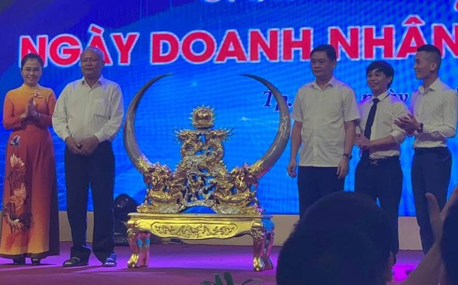 Xôn xao vụ cặp sừng bò đấu giá 99 triệu làm từ thiện ở Nghệ An