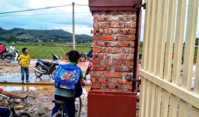 Cổng trường vừa làm xong đã rơi đá ốp trúng phụ huynh