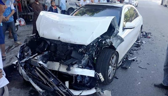 Ô tô Mercedes nát bét đầu sau va chạm với xe buýt