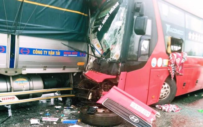 Ô tô khách đấu đầu xe tải, một người chết, 15 người bị thương