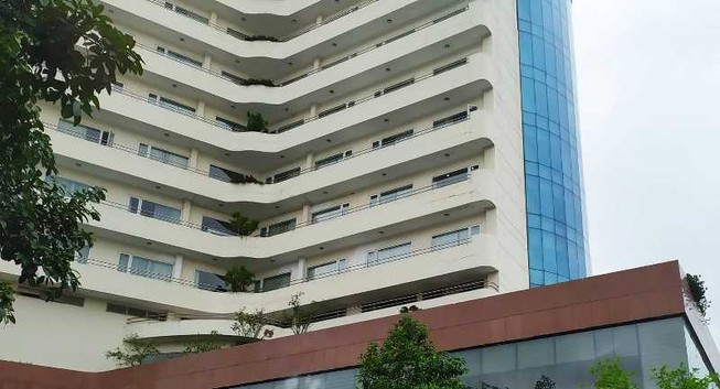 1 phó phòng kế toán trường đại học rơi từ tầng 8 tử vong