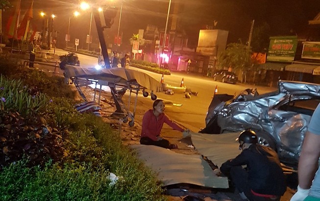 Xe khách đâm nát ô tô con, 3 người tử vong