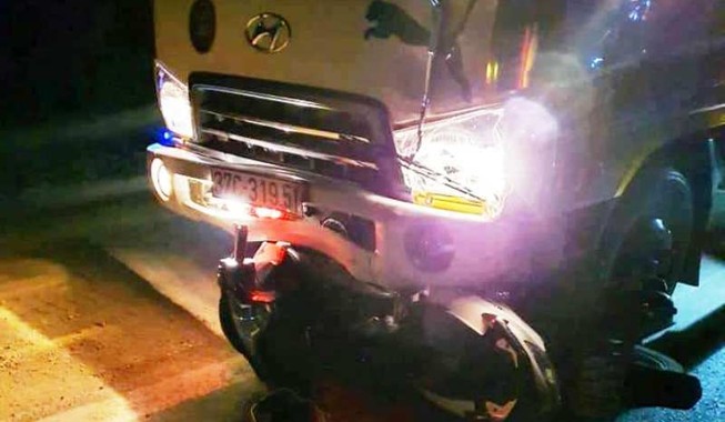 Xe tải tông vào xe máy chở ba, một người chết, hai nguy kịch