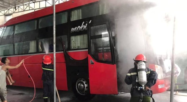 Xe giường nằm đậu trong gara bốc cháy dữ dội