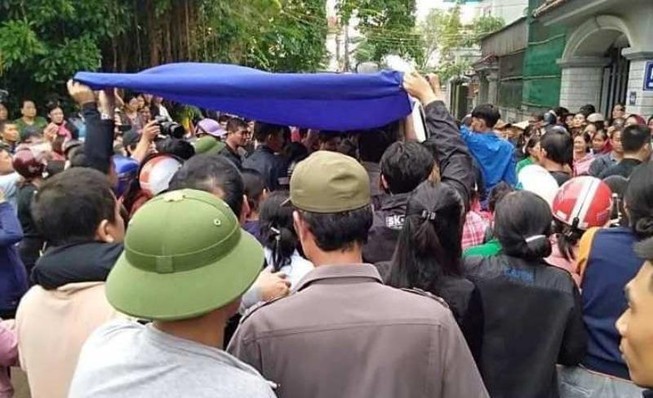 Rất đông người ra quốc lộ 1A đón 13 thi hài tử vong ở Anh