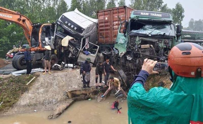 Hai xe container tông nhau, húc văng mô tô xuống nước