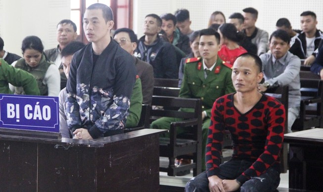 Kéo 40 người đến ném trứng thối, mở nhạc đám ma... để đòi nợ