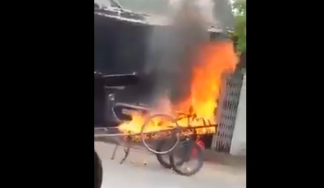 Đậu xe trước nhà, bị chủ nhà ra... đốt xe