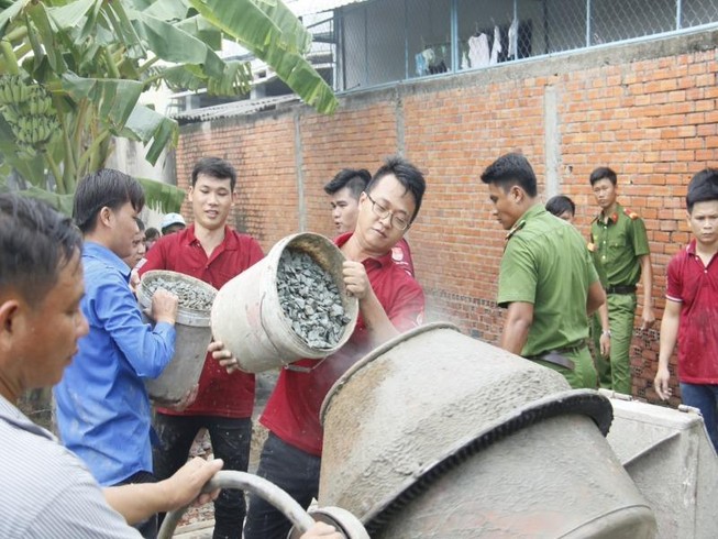 Đoàn Thanh niên Sở Tư pháp TP.HCM giúp dân làm đường bê tông