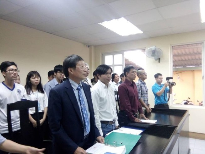 Không đủ chỗ ngồi cho người dự phiên xử 'Thần đồng đất Việt'