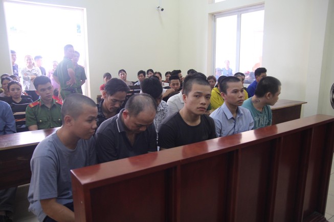 Người bị điều tra viên còng tay lên cửa sổ kêu oan bất thành