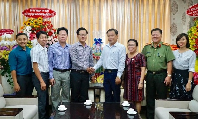 Đại diện quận Tân Phú và quận 8 chúc mừng Pháp Luật TP.HCM