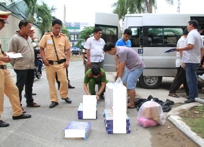 bắt thuốc lá lậu trên xe khách