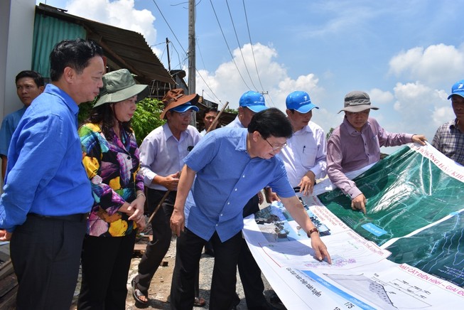 Phó Thủ tướng Trịnh Đình Dũng kiểm tra sạt lở An Giang
