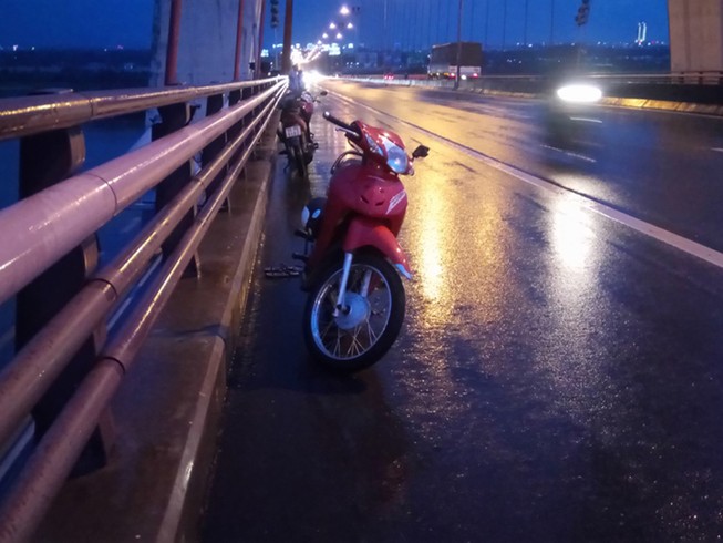 1 phụ nữ từ cầu Cần Thơ lao mình xuống sông Hậu