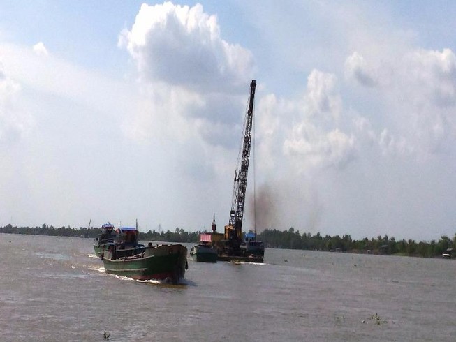 Khai thác cát trên sông Cổ Chiên - đoạn qua thủy phận tỉnh Vĩnh Long (ảnh GIA TUỆ)