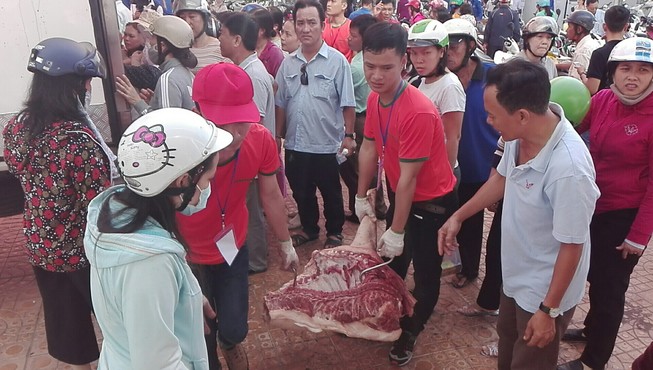 Thịt heo đại hạ giá, dân Cần Thơ chen nhau mua