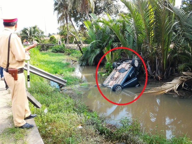 Ô tô tông xe đầu kéo rồi lao thẳng xuống kênh