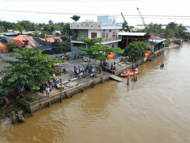 Chìm sà lan ở Tiền Giang, 2 vợ chồng mất tích 