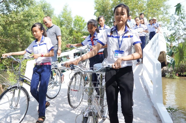 Võ Đắc Danh bán bút ký xây cầu cho quê hương