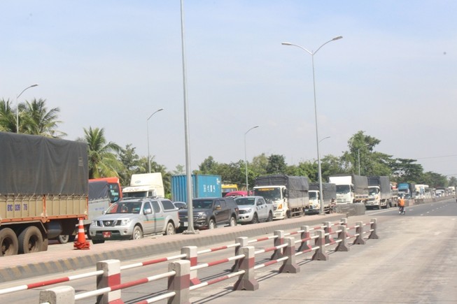 Do ùn tắc nên đến 12gio72 45 phút trưa 30-11, BOT Cai Lậy phải xả trạm (ảnh ĐÔNG HÀ)