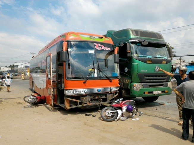 5 xe va chạm liên hoàn trên quốc lộ ở Tiền Giang