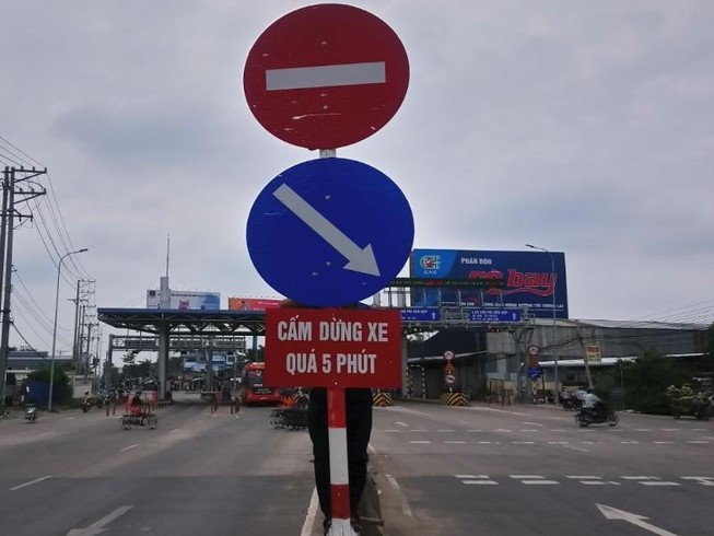 Các BOT ở miền Tây cắm biển 'Cấm dừng xe quá 5 phút'