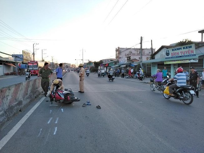 2 mô tô tông liên hoàn, 2 người nhập viện