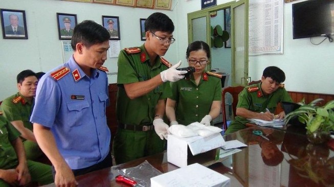 Bắt ổ ma túy, phát hiện thêm súng rulo